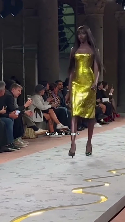 Stunning #anokyai #versace #mfw #fashionweek #runway