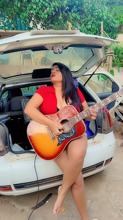 A violeira tocando essa lapada no portão de casa