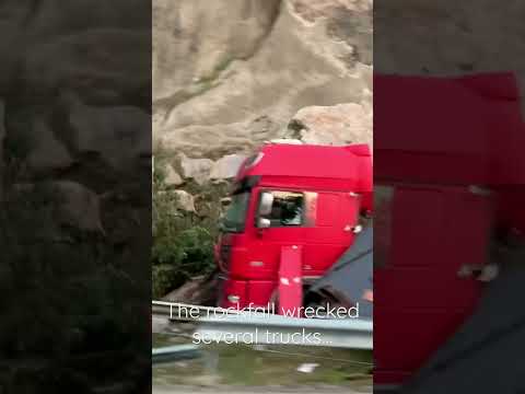 Видео: Камнепад раздавил несколько грузовиков… #дальнобой #дорога #accident #truck