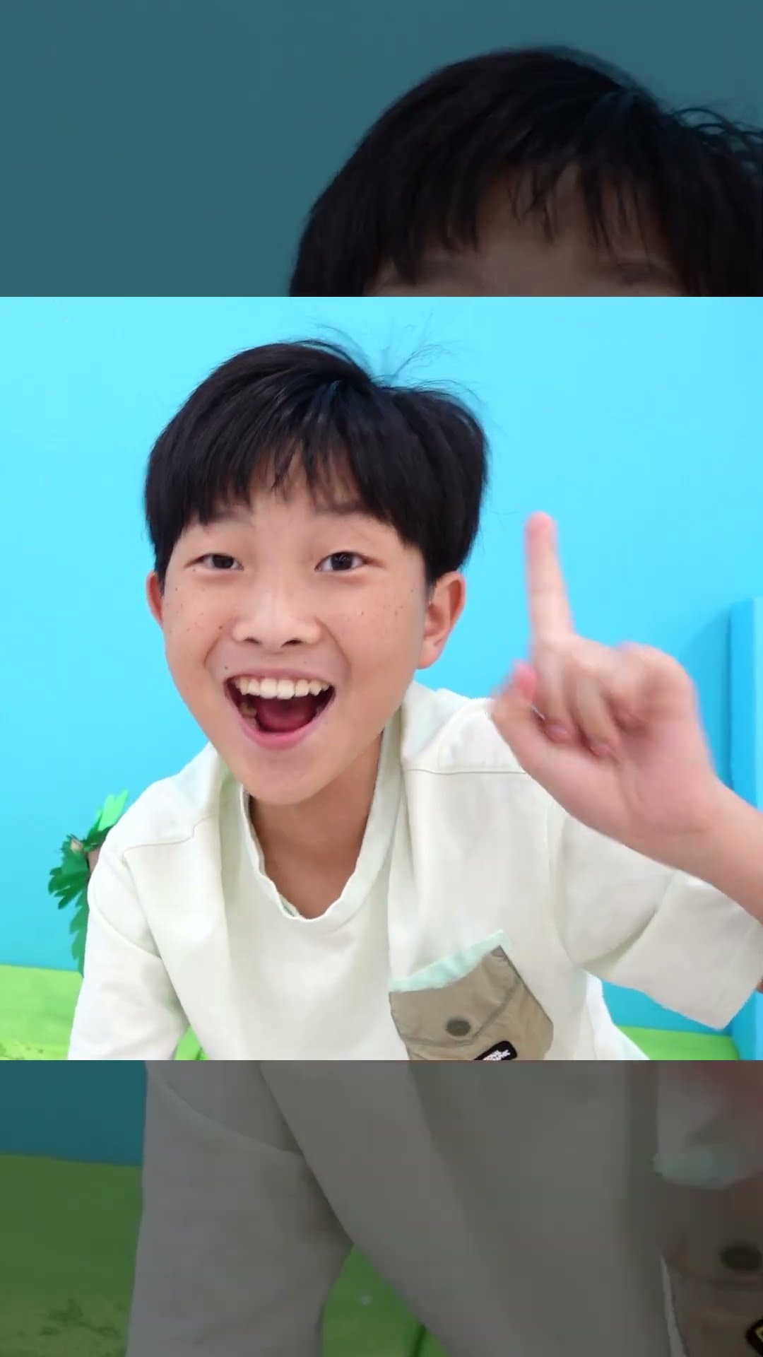 Yejun and Yesung's Hot Wheels toy car track play #shorts