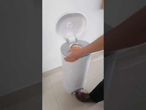 Video: Paano mo papalitan ang Munchkin diaper pail refills?