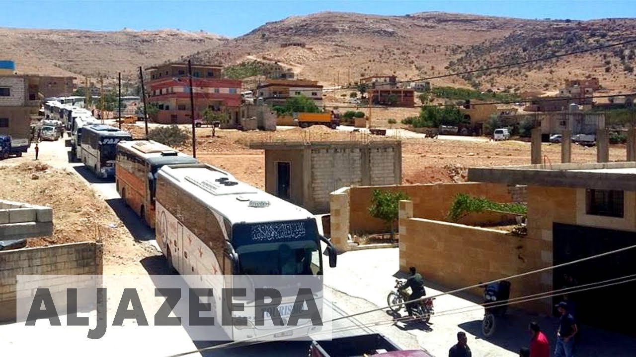 يغادر المقاتلون واللاجئون السوريون منطقة الحدود اللبنانية بعد هدنة حزب الله