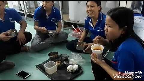 Bữa cơm đạm bạc của công nhân