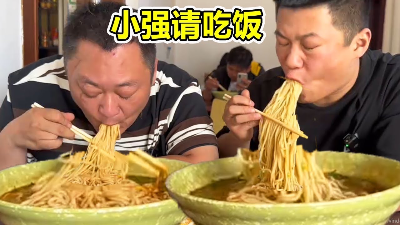小强突然又请胖龙吃饭？原因竟是想弃暗投明换老大，满满一碗面条可是把胖龙吃美了【胖龙的小生活】