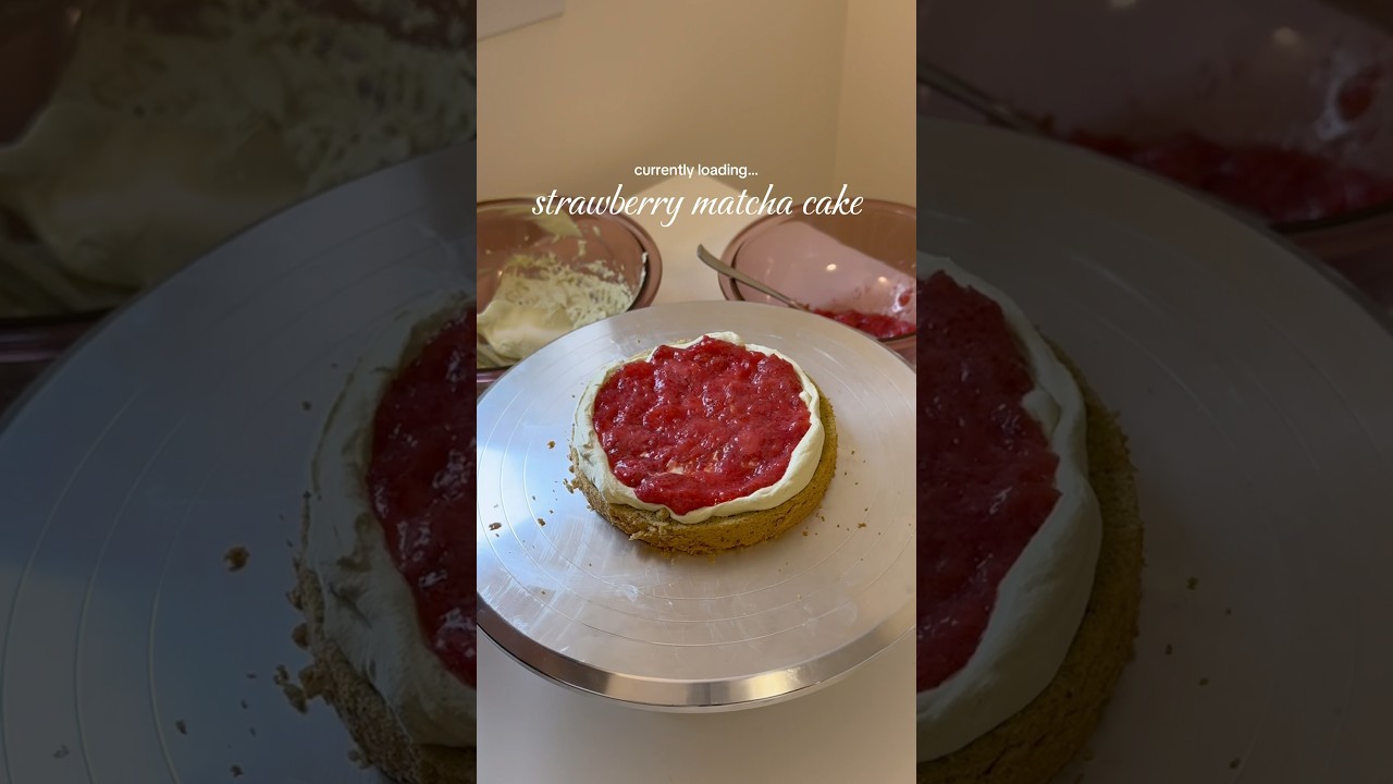 strawberry matcha cake 🍓🍵 