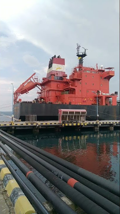 DUA KAPAL RAKSASA SANDAR DI PELABUHAN TANJUNG WANGI. MV. PAC ALCOR & MT. RATU RUWAIDAH