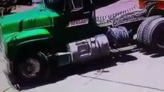 VIDEO Captado en cámara quedó el momento en que un chofer de patana perdió el control