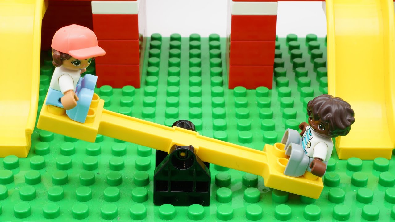 parco-giochi-costruito-con-mattoncini-lego-duplo-video-bambini-con