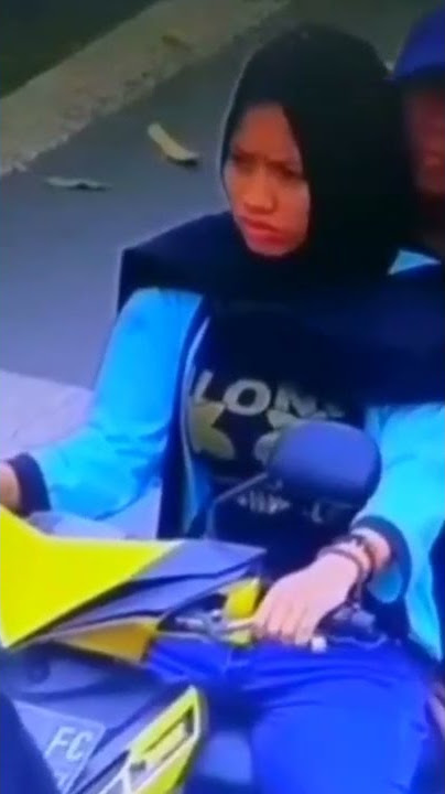 cewe nya ga nyadar saat di tegur pengawas cctv lampu merah #ngakak