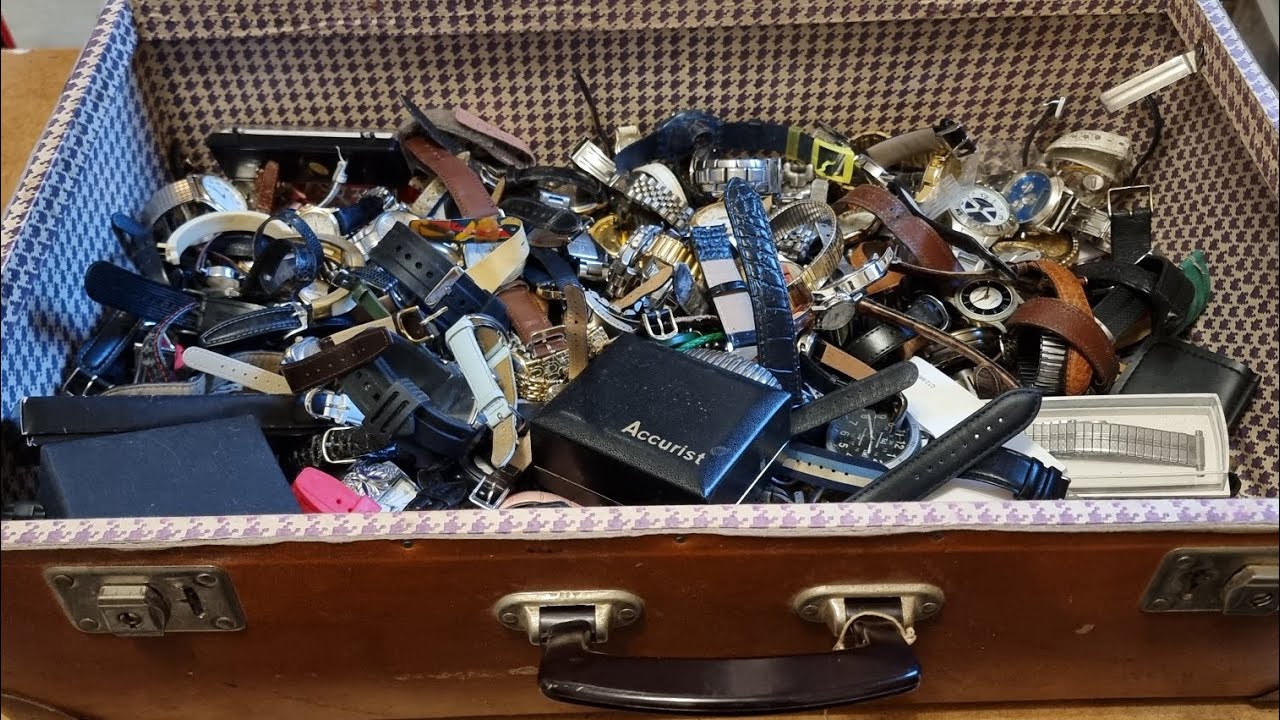 Я заплатил 150 фунтов за этот чемодан, полный часов, посмотрим, что мы получили.