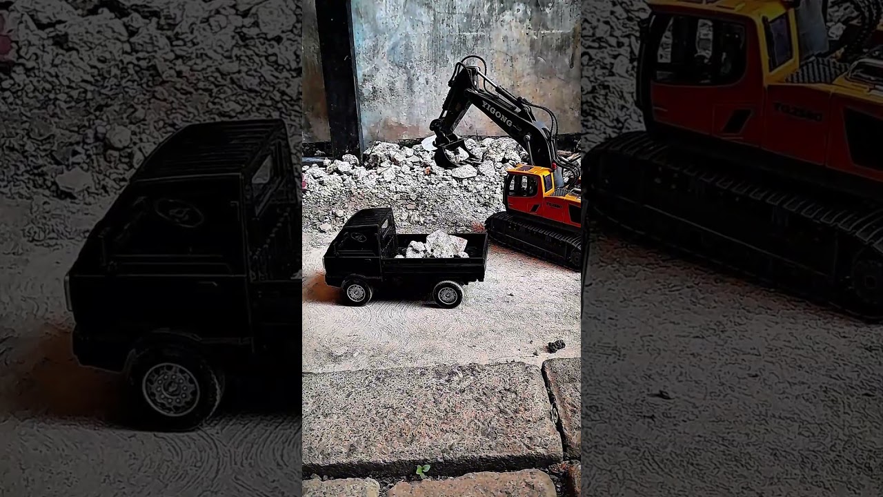 excavator memuat batu pada mobil pickup