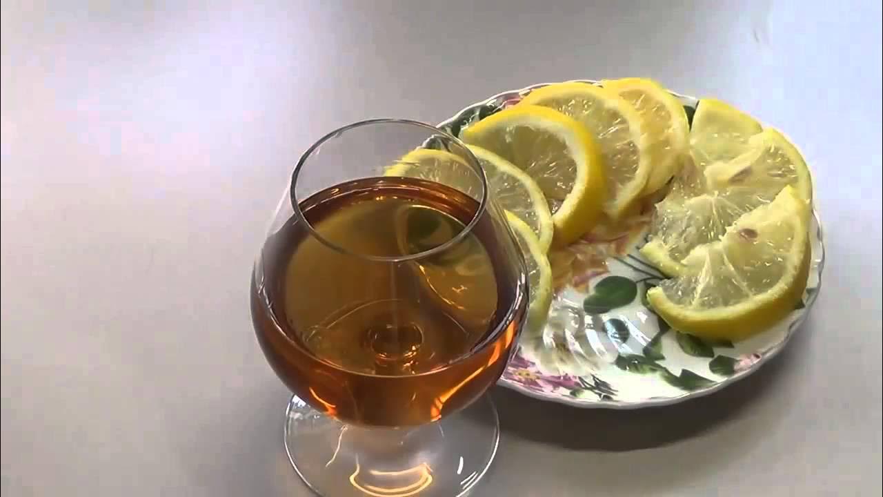 Коньяк закусывают лимоном. Рюмка коньяка с лимоном. Коньяк с лимоном. Виски с лимоном. Коньяк с лимоном на столе.