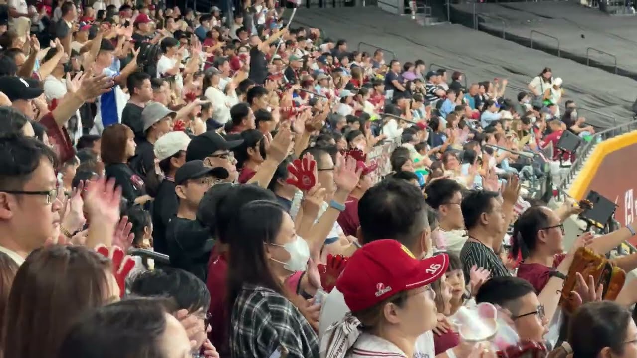 3局上得4分2026.9.5 CPBL中華職棒37年 台北大巨蛋棒球場 樂天桃猿 vs 富邦悍將 左外野客隊 3局上 球迷啦啦隊應援 縮圖