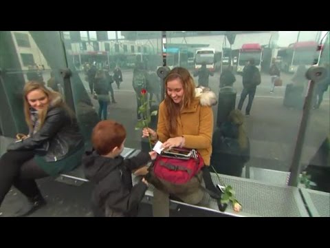 Vluchtelingen zeggen 'dankjewel' tegen Nederlander - RTL NIEUWS