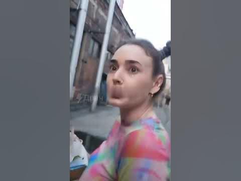 Девушка набивает мяч