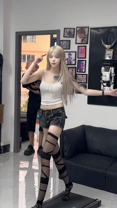 Chinese Beautiful Walking X Cool Outfit #douyin #tiktok #haochhea #shorts #subscribe #viralvideo