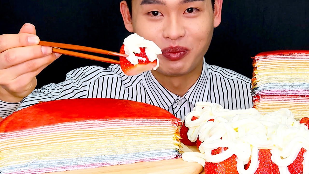 싱싱한딸기위에 휘핑크림올려서 무지개크레이프에 싸먹은먹방~!! Whipping cream over strawberries Rainbow Cake MuKBang~!!