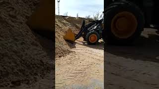 MOLOT ZL30 Погрузка песка в бункер