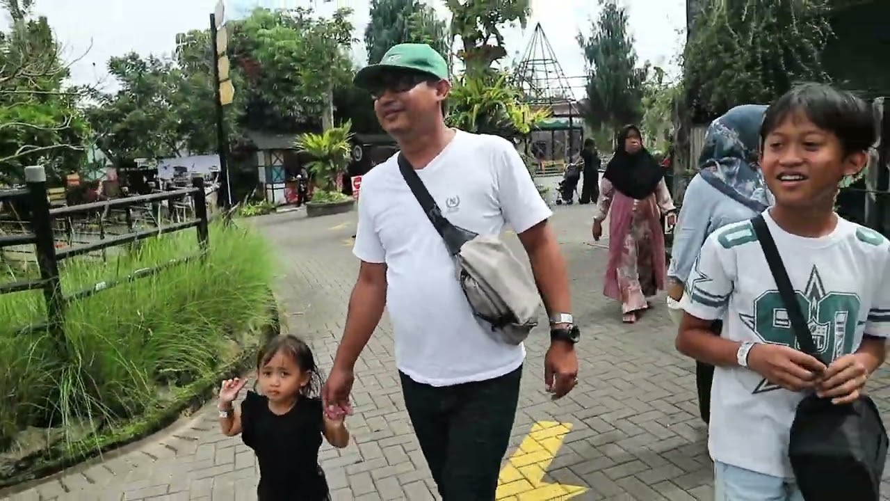 Ahza melihat banyak hewann di Lembang park zoo!!