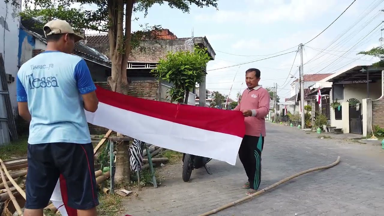 🇮🇩 Semangat Kemerdekaan! Warga Gotong Royong Pasang Bendera