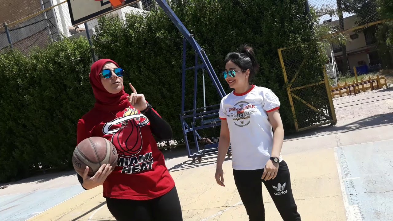 المرحلة الأولى المناولة من فوق الرأس