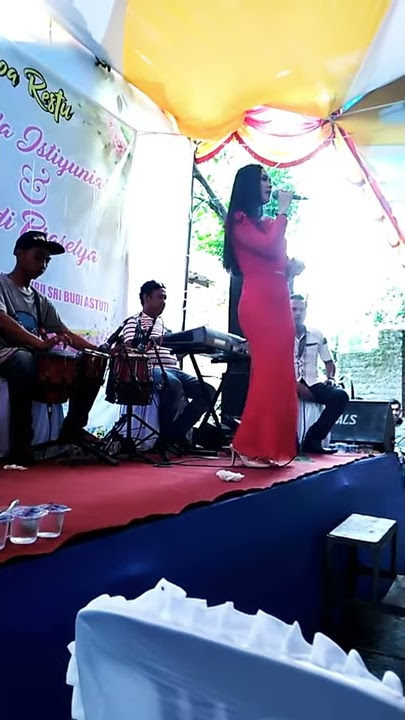 Penyanyi dangdut ga pake celana