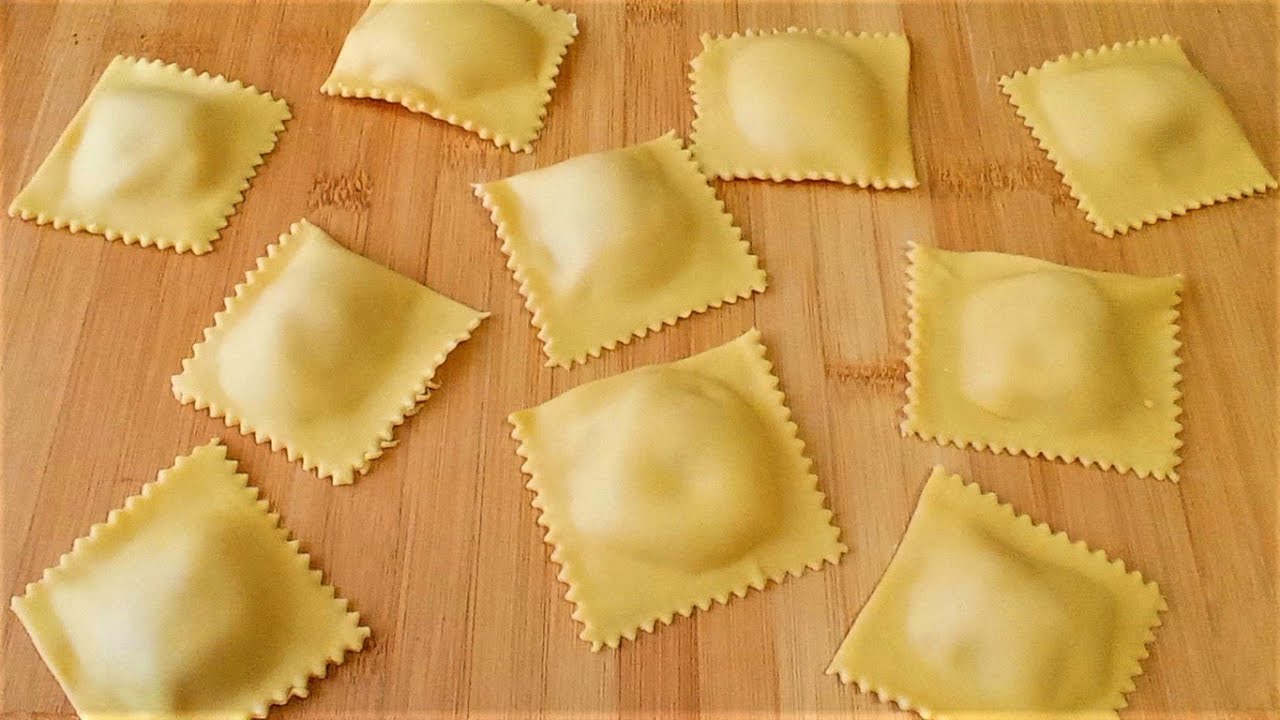 RAVIOLI FATTI IN CASA CON PATATE, PROSCIUTTO CRUDO E PECORINO-PRIMO GOLOSO DI PASTA FRESCA RIPIENA