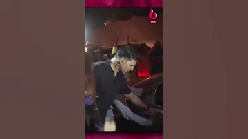 أكشاي كومار ينفجر من الغضب في وجه هذا المعجب شاهد السبب 