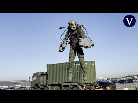 Un ‘Iron Man’ exhibe su traje a propulsión al Ejército de Reino Unido