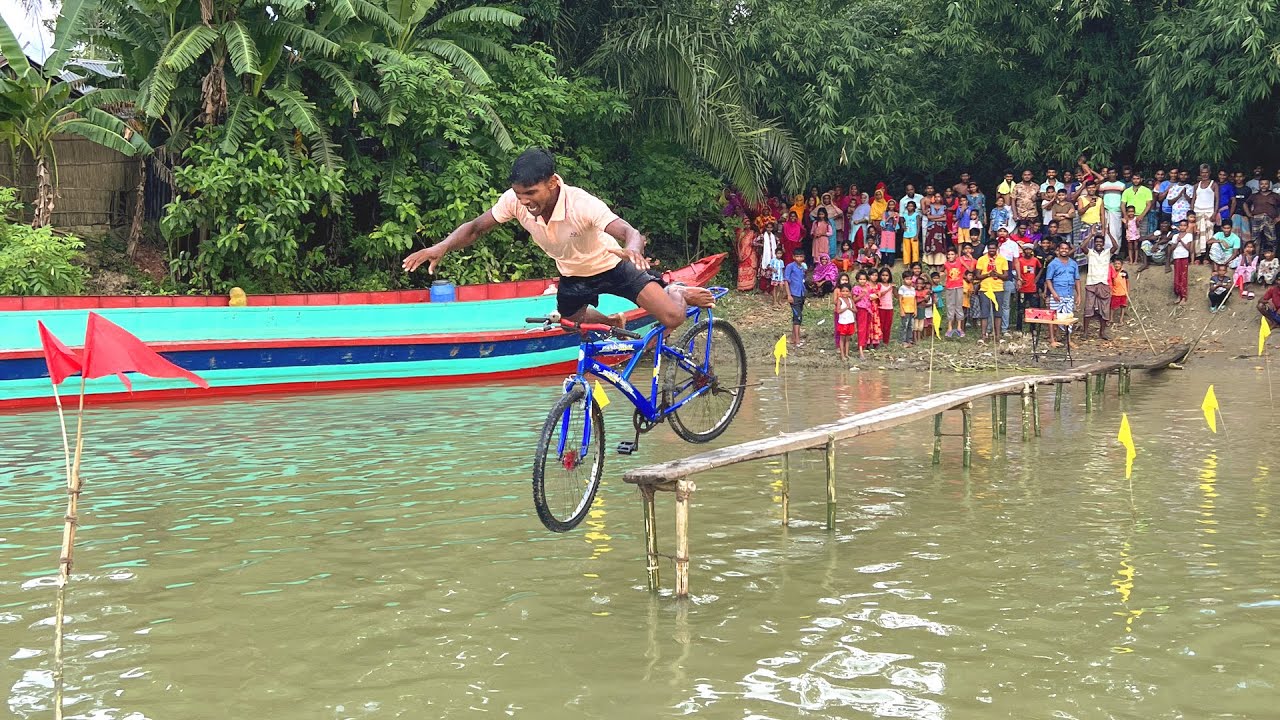 পানির উপর দিয়ে সাইকেল চালানোর কঠিন চ্যালেঞ্জ। গ্রামের ছেলেদের মজার খেলায় শেষ পর্যন্ত কে জিতলো ?
