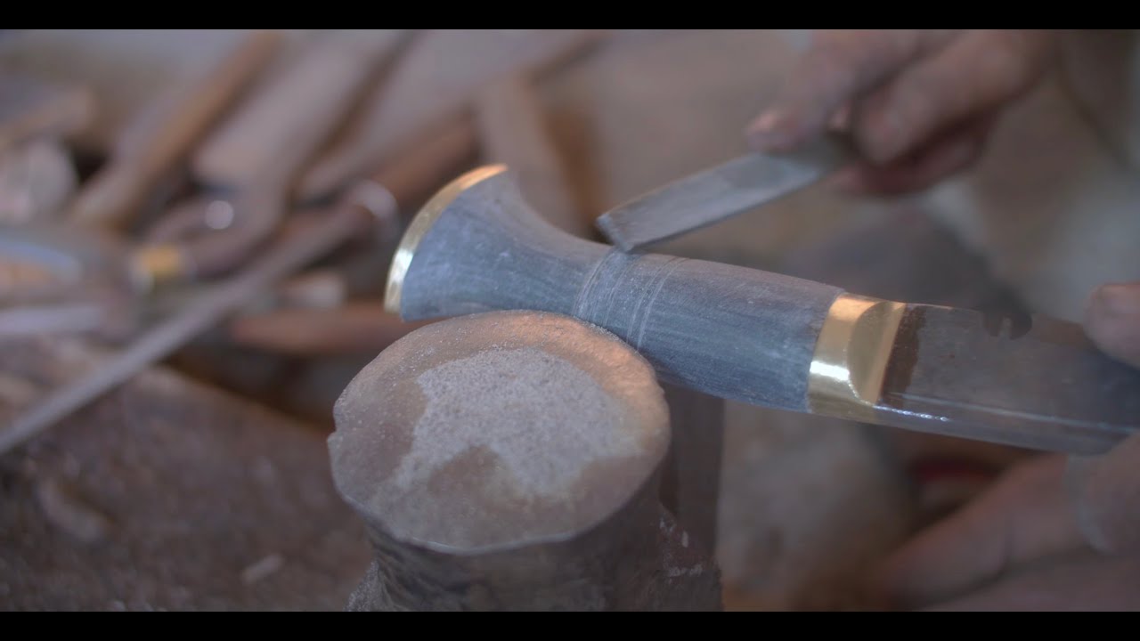 Watch how this master turn water buffalo horn into a legendary grip for Khukuri blade