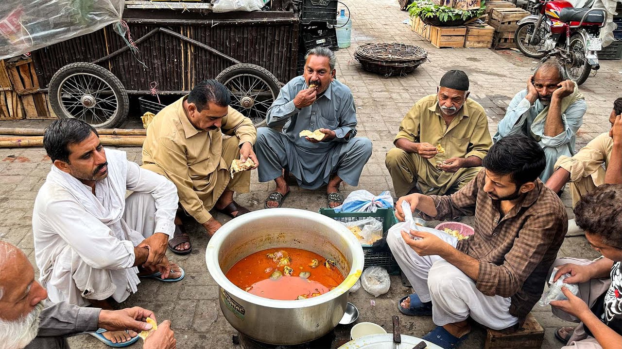 🇵🇰 30 Rs CRAZIEST 6AM RUSH 😱 | Lahori Siri Paye Breakfast | People’s Favorite Street Food Pakistan