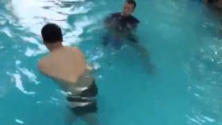 Ava's swimming lesson #1-06 (20150617)