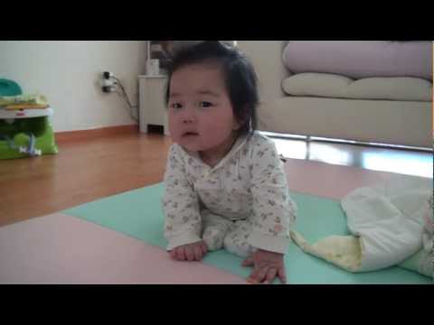 Yerin Sits Down - 예린이가 앉았어요