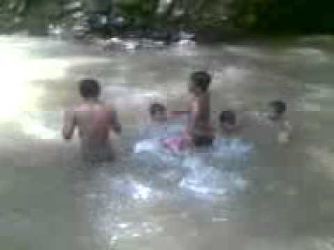  orang mandi  di sungai heboh YouTube
