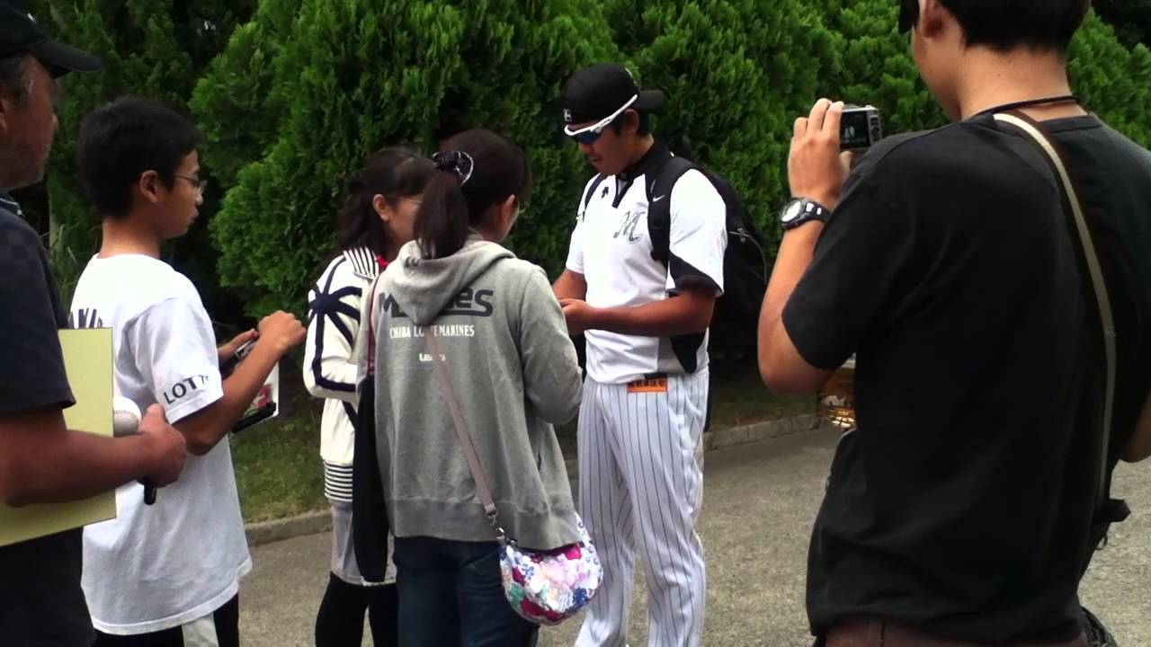 千葉ロッテ 成瀬選手 サイン風景 Inロッテ浦和球場 Youtube 千葉ロッテ 成瀬選手 サイン風景 Inロッテ浦和球場 Youtube