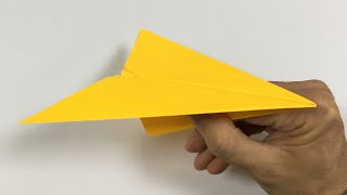 Ein schönes gelbes Papierflugzeug, das gut und lange fliegt. Origami Flugzeug aus Papier