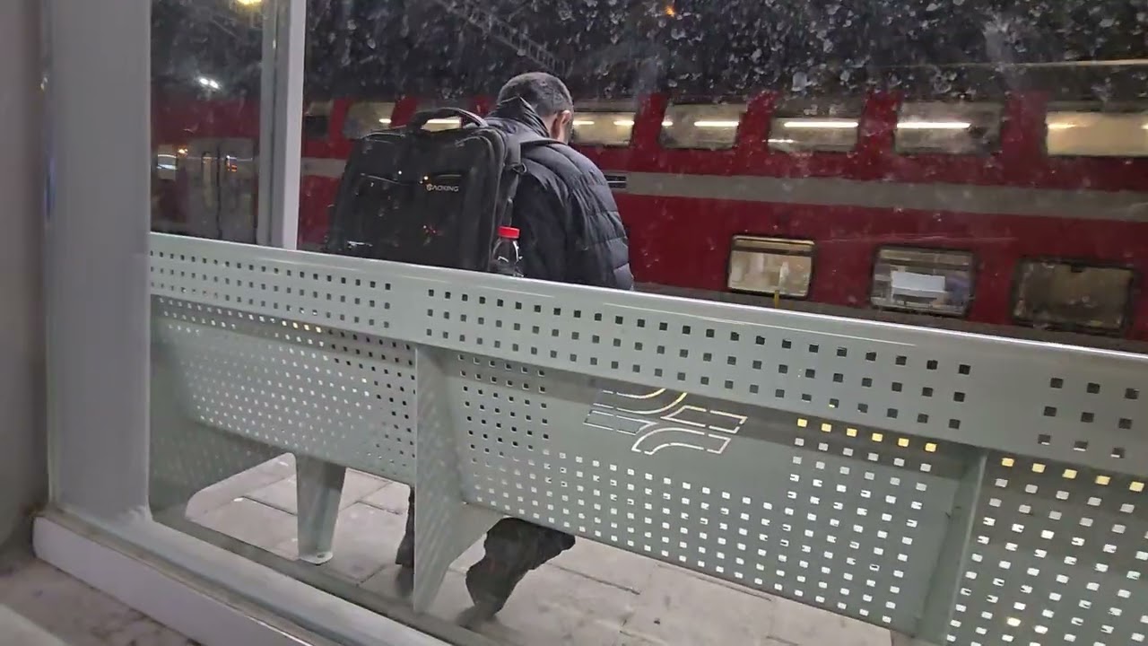 רכבות נכנסות ויוצאות ברציפים בתחנת תל אביב האוניברסיטה יום שני 29.12.25 לקראת השעה 