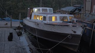 Episode 13  Restoring 80 year old 40' Wooden Boat into a liveaboard ⚓ Painting Cabin & Repair stern