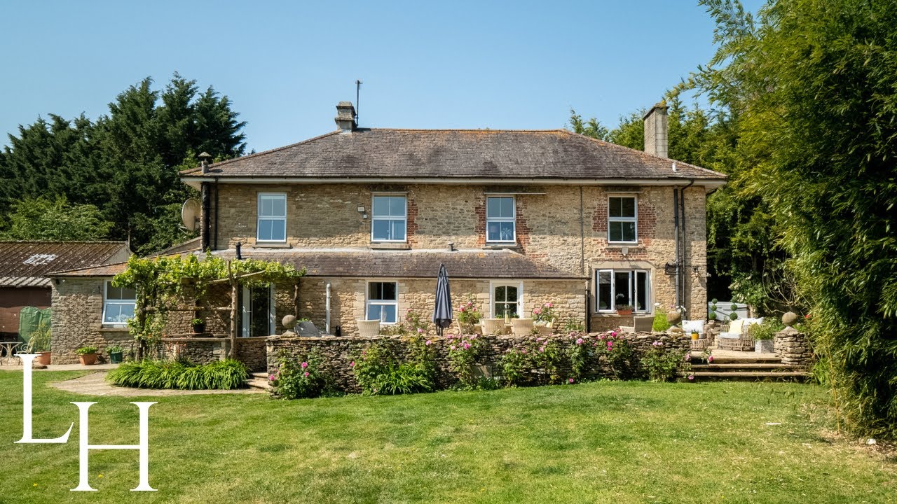 ⁣Inside a £1,250,000 Country Home on the River Avon with 3.7 Acres