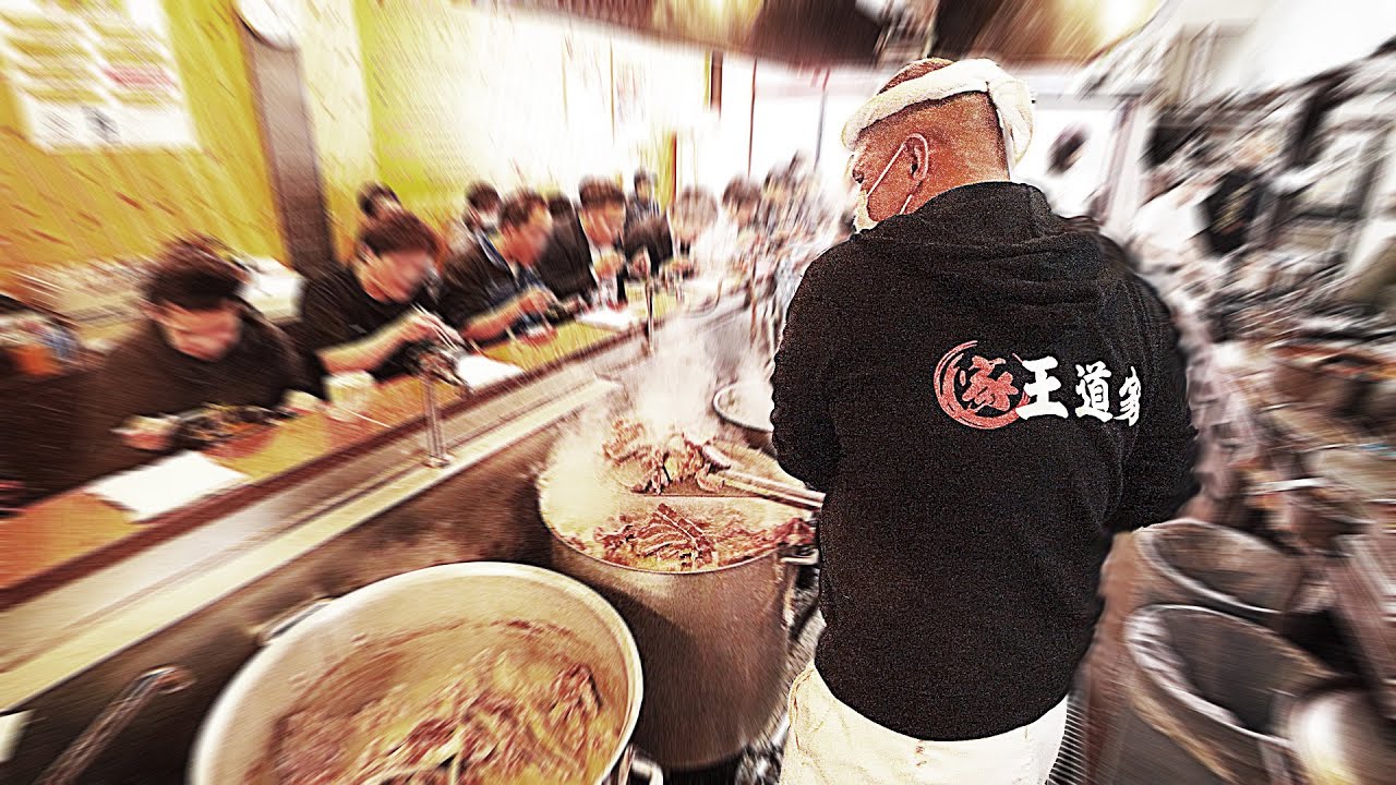 家系に革命を起こすお店のド迫力の厨房密着撮影！The kitchen of a popular ramen shop that revolutionized Japan