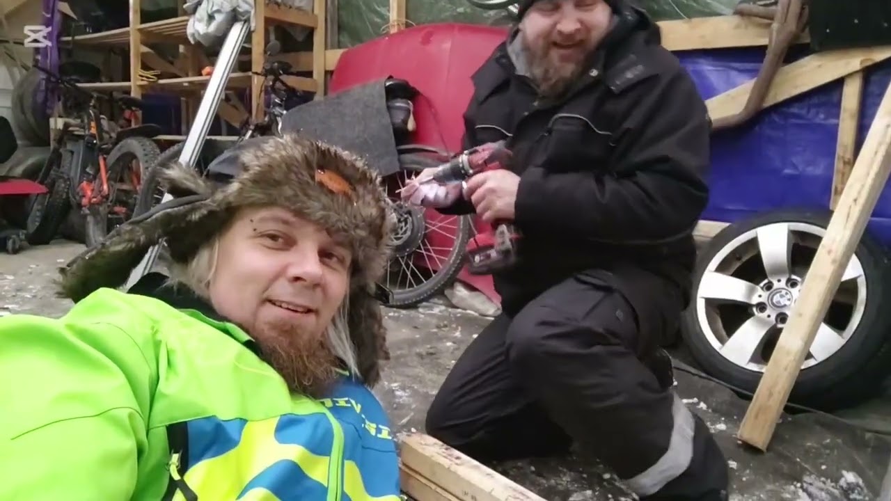 PikkuPojat rakentaa sillan moottorikelkalle!