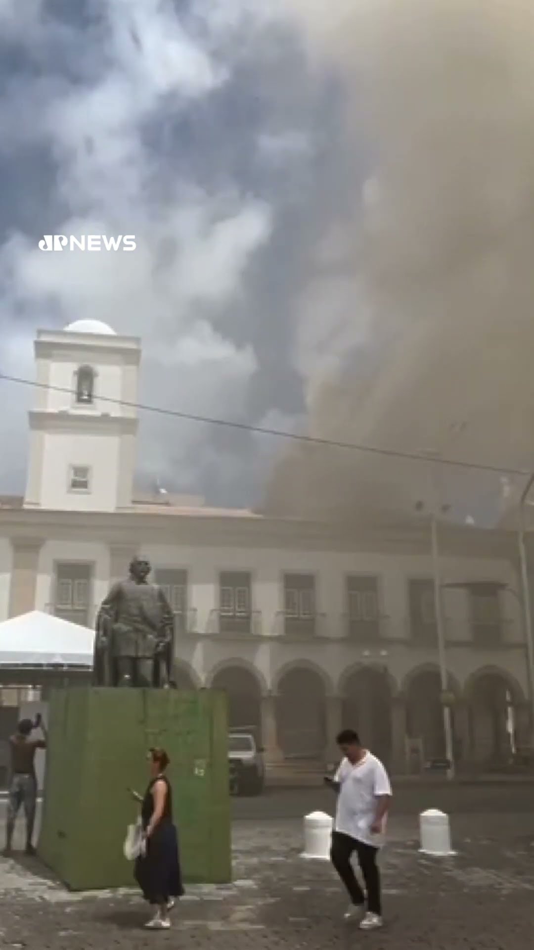 Incêndio atinge parte da Câmara Municipal de Salvador (BA) e prédio é evacuado