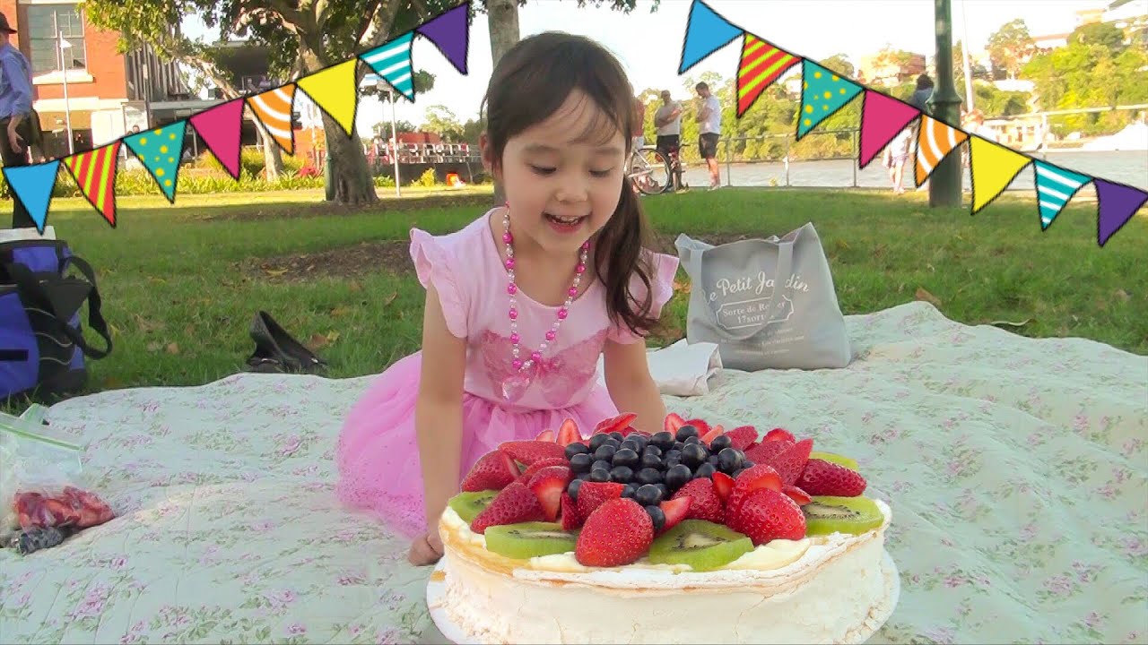 オーストラリアのケーキ パブロバ を初めて食べてみたよ サイクリング Pavlova Picnic Mayuchannel Youtube