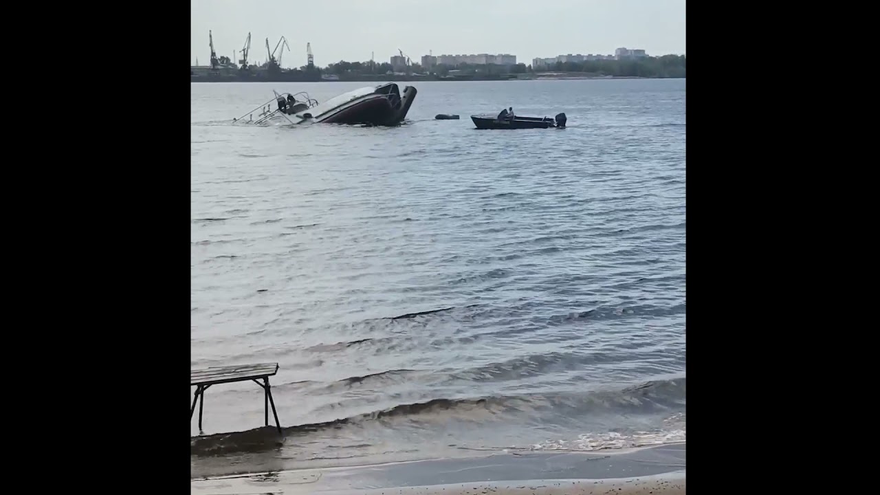 Затонувший теплоход на волге Затонувший теплоход на волге