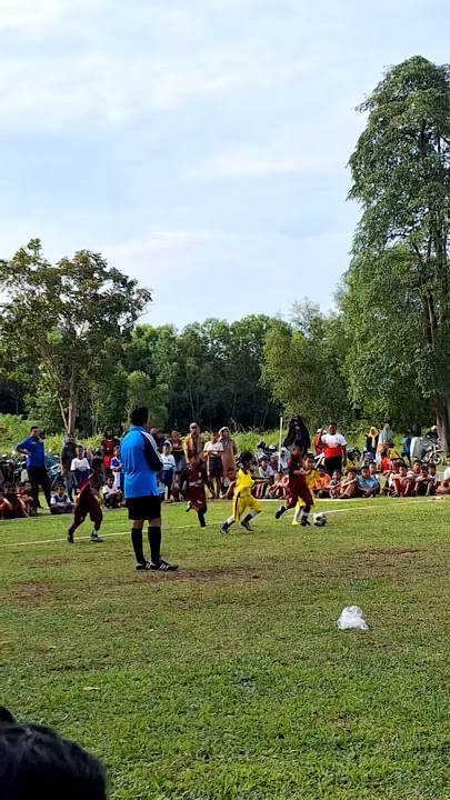 BERATNYA PERJUANGAN REBUTAN  BOLA