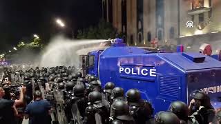 Gürcistan'da polis, parlamento binasını kuşatan göstericilere müdahale etti Resimi