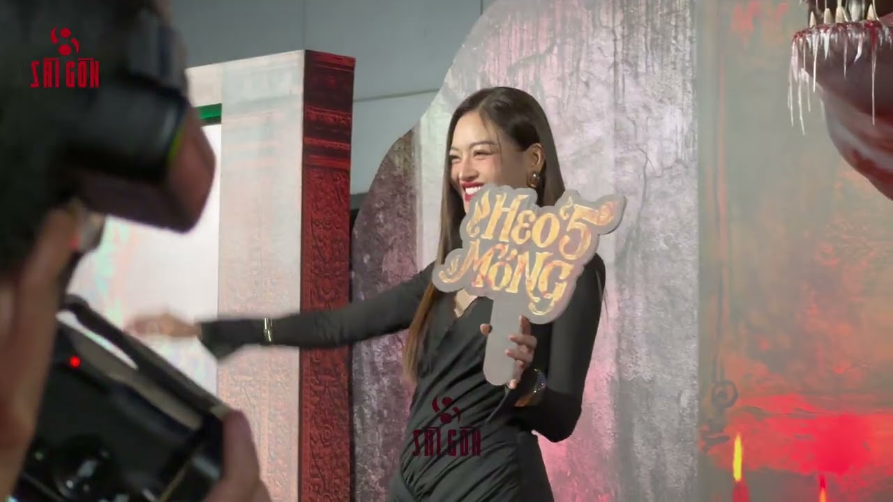 Tóc Tiên diện đầm đỏ sexy đọ sắc với Diệu Nhi, Thúy Ngân, Văn Mai Hương… ở premiere Heo 5 Móng