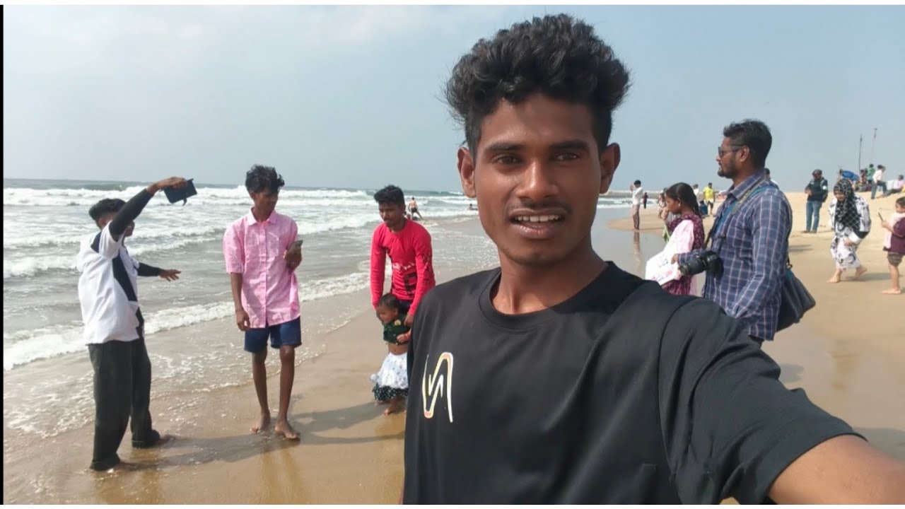 Gaon jaane time samundar ham log ghoom liye samundar mein jyada Pani chalak laga raha hai...