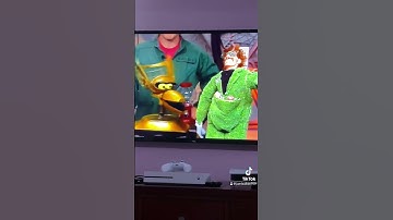 this is an older clip but trace beaulieu was *unhinged* as crow (featuring my dumb giggling) #mst3k